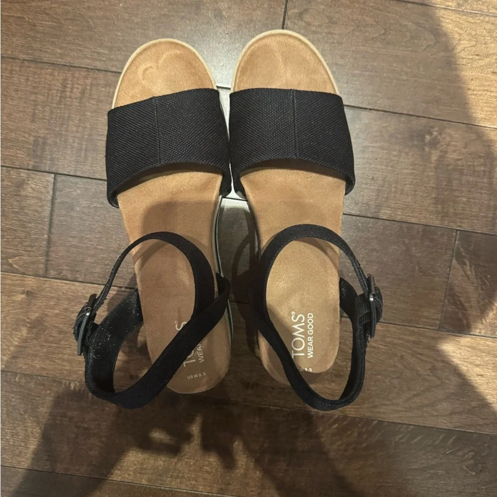 EUC TOMS Women's Black Sandals 9.5 - Picture 1 of 6